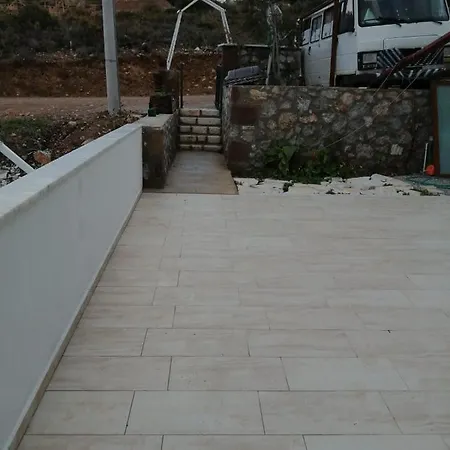 Cozy House With Garden In Peaceful Apartment